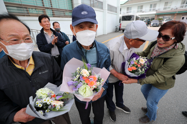 ▲ 간첩으로 몰려 억울한 옥살이를 했던 납북귀환 어부들이 50년의 기다림 끝에 12일 오후 춘천지법에서 열린 재심에서 마침내 무죄를 선고받은 뒤 기뻐하고 있다. 춘천지법 형사1부(심현근 부장판사)는 국가보안법 또는 반공법 위반 혐의로 처벌받았던 납북귀환 어부 32명 모두에게 무죄를 선고했다. 연합뉴스