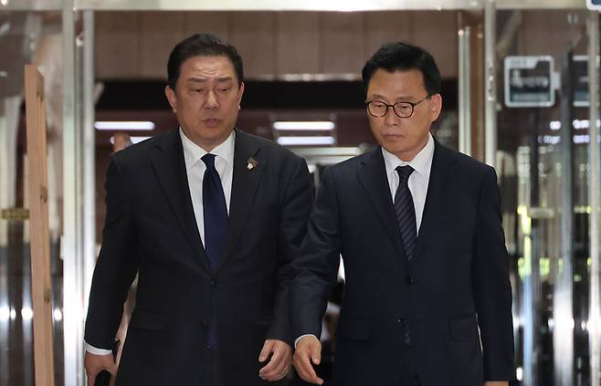 박광온 더불어민주당 원내대표(오른쪽)와 김남국 의원 코인 진상조사단 팀장인 김병기 수석사무부총장이 12일 국회 당대표 회의실에서 열린 진상조사팀 중간보고에 참석하고 있다. 연합뉴스