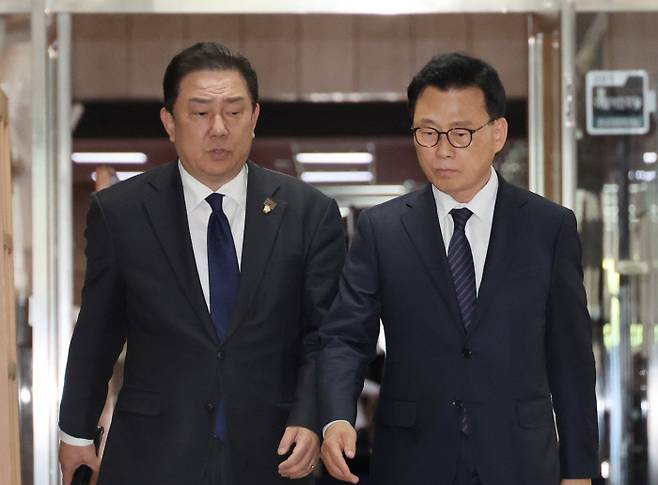 진상조사팀 중간보고에 가는 박광온 원내대표 박광온 더불어민주당 원내대표(오른쪽)와 ‘김남국 의원 코인 진상조사단’ 팀장인 김병기 의원이 12일 오후 서울 여의도 국회 민주당 대표실에서 열린 진상조사팀 중간보고에 참석하기 위해 이동하고 있다. 연합뉴스
