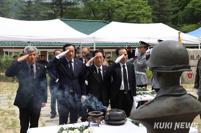 육군3사관학교 1기 동기회 김경태 회장을 비롯한 1기 동기회 회원분들이 고인께 경례하고 있다