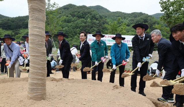 12일 오전 경남 하동군 화개면에서 박완수 경남지사와 이상철 재일도민회 향토식수단, 재경·재부도민회원이 향토기념식수를 하고 있다. 경남도 제공