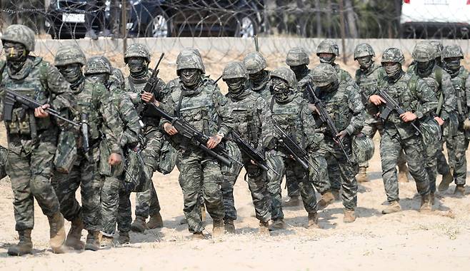 지난 3월 말 포항 훈련장에서 한미 해군·해병대 장병이 참가한 ‘23 쌍룡훈련, 결정적 행동’ 훈련이 실시되고 있다. 사진은 한국 해병대 장병들. [사진 출처 = 연합뉴스]