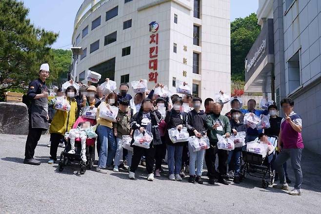 가정의 달을 맞아 특수학교 학생들이 직업체험을 위해 치킨대학 치킨캠프에 참여했다. [사진제공 = BBQ]