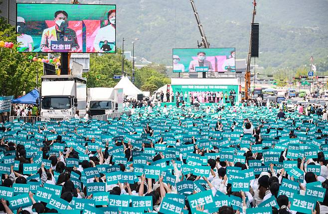 12일 오후 서울 광화문광장 인근에서 2023년 국제간호사의 날 결의대회가 열리고 있다. 제51회 국제간호사의 날을 맞아 열린 이날 결의대회에서 대한간호협회, 전국보건의료산업노동조합은 간호사 양성과 배치를 체계적으로 하기 위한 간호법 제정 등을 촉구했다. 2023.05.12 [박형기기자]. 2023.05.12 [박형기기자]