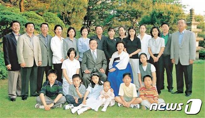 (서울=뉴스1) =구자경 LG 명예회장 75세 생일 가족사진. 구자경 명예회장 부부를 중심으로 앞줄과 좌우는 손자녀들, 뒷줄은 구본무 회장을 비롯한 구 명예회장의 4남 2녀 자녀의 부부들과 일부 손녀가 포함돼 있다. (LG 제공)2019.12.14/뉴스1