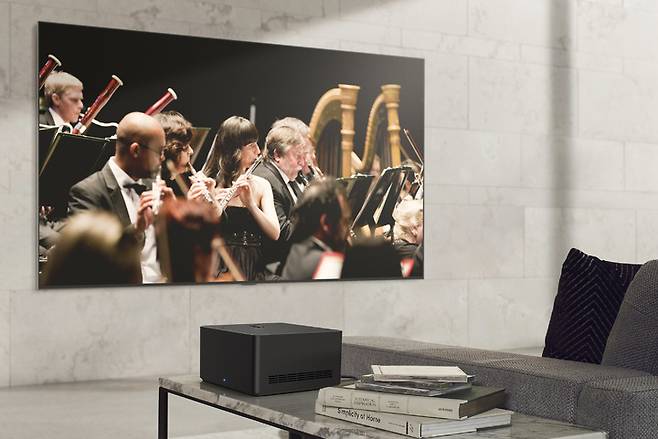 [라스베이거스=뉴시스]LG 시그니처 올레드 M은 현존 최대 크기인 97형 올레드 TV에 세계 최초로 4K·120㎐ 고화질 영상 전송을 지원하는 무선 솔루션을 탑재했다. TV 본체와 무선으로 연결된 별도의 AV 전송박스인 '제로 커넥트 박스'를 통해 다양한 주변기기를 연결하면 TV가 설치된 주변 공간을 깔끔하게 정리할 수 있다. (사진 = LG전자) 2023.1.4. photo@newsis.com *재판매 및 DB 금지