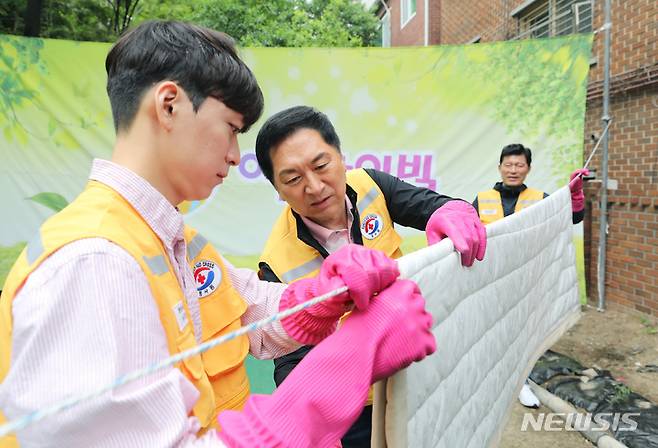 [서울=뉴시스] 김진아 기자 = 김기현 국민의힘 대표가 12일 오전 서울 성동구 아동 복지시설인 '이든 아이빌'을 찾아 봄맞이 빨래 봉사 활동을 하고 있다. 2023.05.12. bluesoda@newsis.com