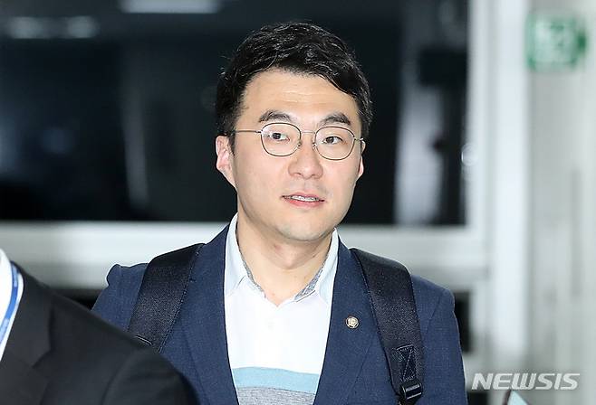 [서울=뉴시스] 이영환 기자 = 코인 보유 논란에 휩싸인 김남국 더불어민주당 의원이 9일 오후 서울 여의도 국회 의원회관에서 이동하고 있다. 2023.05.09. 20hwan@newsis.com