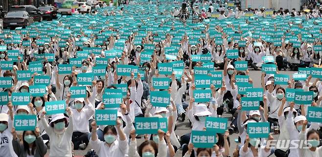 [서울=뉴시스] 김선웅 기자 = 전국의 간호사 및 간호대학생들이 국제 간호사의 날인 12일 서울 종로구 세종대로에서 열린 국제 간호사의 날 기념집회에 참석해 국회 본회의를 통과한 간호법의 대통령 공포(公布)를 촉구하고 있다. 2023.05.12. mangusta@newsis.com