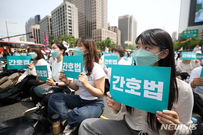 [서울=뉴시스] 김선웅 기자 = 전국의 간호사 및 간호대학생들이 국제 간호사의 날인 12일 서울 종로구 세종대로에서 열린 국제 간호사의 날 기념집회에 참석해 국회 본회의를 통과한 간호법의 대통령 공포(公布)를 촉구하고 있다. 2023.05.12. mangusta@newsis.com