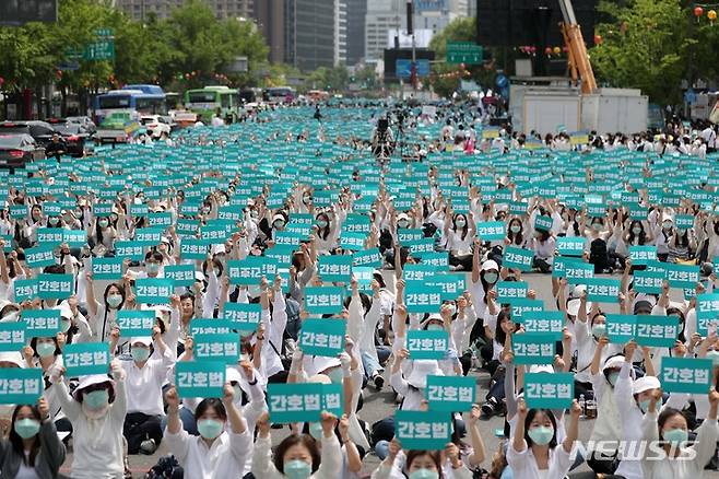 [서울=뉴시스] 김선웅 기자 = 전국의 간호사 및 간호대학생들이 국제 간호사의 날인 12일 서울 종로구 세종대로에서 열린 국제 간호사의 날 기념집회에 참석해 국회 본회의를 통과한 간호법의 대통령 공포(公布)를 촉구하고 있다. 2023.05.12. mangusta@newsis.com