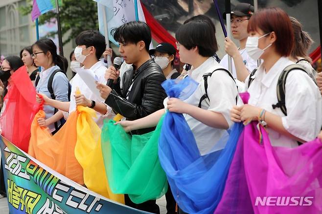 [서울=뉴시스] 김선웅 기자 = '서울퀴퍼 서울광장 사용 불허에 분노하는 대학생 일동'이 12일 서울 서대문구 연세로에서 집회를 열고 서울시의 퀴어문화축제 서울광장 사용 신청 불허 결정을 규탄하고 있다. 앞서 지난달 3일 퀴어문화축제조직위원회와 CTS문화재단은 동시에 서울광장 사용(6월 30일~7월1일)을 신청했다. 서울시 조례에 의거 신고 순위가 같을 경우 신고자 간의 조정이 진행되고 이뤄지지 않으면 서울시 열린광장운영시민위원회가 결정한다. 시민위는 지난 3일 회의에서 CTS문화재단의 '청소년·청년을 위한 회복콘서트'가 어린이·청소년 관련 행사로 우선순위에 앞선다며 CTS문화재단 행사 개최를 승인했다. 이에 퀴어문화축제 조직위는 입장문을 통해 "조례에 따른 적법 절차가 전혀 진행되지 않았고 여러 의심스러운 정황을 통해 서울시의 개입과 혐오세력의 압력 등이 사실이 됐다"고 주장했다. 2023.05.12. mangusta@newsis.com