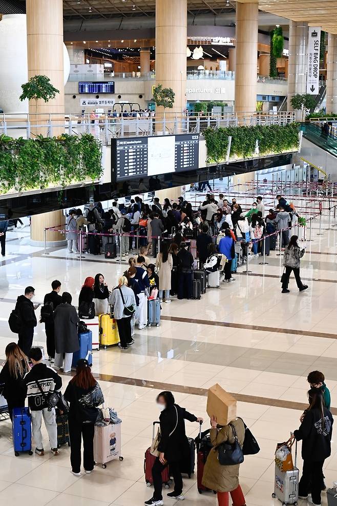 [서울=뉴시스] 홍찬선 기자 = 사진은 김포국제공항 출국장에서 승객들이 항공사 발권카운터에 긴줄을 서고 있다. 2023.05.12.(사진=한국공항공사 제공)photo@newsis.com *재판매 및 DB 금지