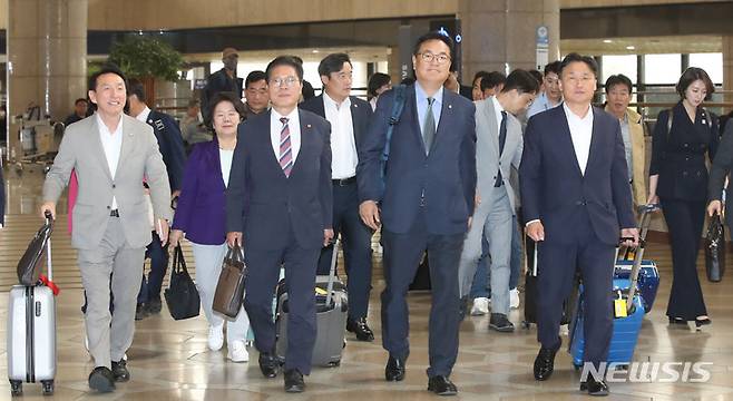 [서울=뉴시스] 조수정 기자 = 국회의원축구연맹 회장인 국민의힘 정진석 의원 및 국민의힘 김석기, 송석준, 정동만, 배현진, 더불어민주당 김영진, 김승남 의원 등 여야 의원들이 제13회 한일의원 친선 축구 경기를 위해 12일 오후 김포국제공항을 통해 일본으로 출국하고 있다. 2023.05.12. chocrystal@newsis.com