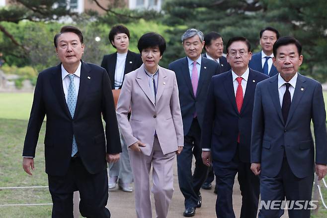 [서울=뉴시스] 홍효식 기자 = 윤석열 대통령과 김진표 국회의장 등이 12일 국회의장단 초청 만찬을 하기 위해 청와대 상춘재로 이동하고 있다. 왼쪽부터 윤 대통령, 김주영, 정우택 국회부의장, 김진표 국회의장. 2023.05.12. yesphoto@newsis.com