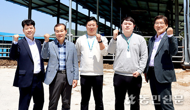 최강필 농협경제지주 축산경제 축산지원부장(왼쪽부터), 박성의 경남 거창축협 조합장, 이태용 NH농협 거창군지부장(맨 오른쪽)이 ‘농협 한우전문교육과정’ 3기 입교생들과 함께 교육센터 시설을 둘러본 뒤 “한우산업 정예 인재 육성에 모두 힘을 합치자”고 외치고 있다.