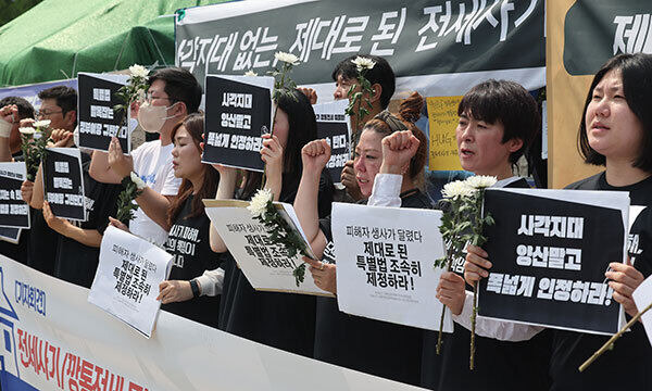 서울 양천구에서 전세사기 피해자가 사망한 11일 서울 여의도 국회 앞에서 열린 전세사기·깡통전세 피해자 전국대책위원회 주최 전세사기 피해 특별법 제정 촉구 기자회견에서 한 참가자가 눈물을 흘리고 있다. 연합뉴스