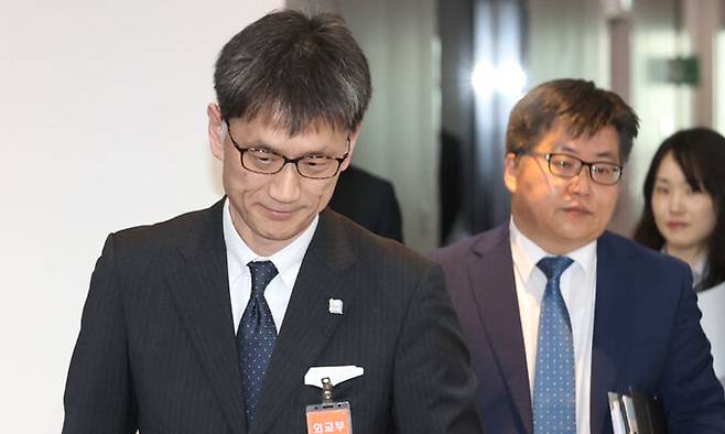 윤현수 외교부 기후환경과학외교국장과 카이후 아츠시 일본 외무성 군축불확산과학부장이 12일 서울 종로구 외교부 청사에서 열린 한일 국장급 협의에 참석하고 있다. 한일 외교당국은 이날 국장급 실무 협의 자리에서 후쿠시마 제1원자력발전소 오염수 현장 시찰단 파견과 관련한 구체적 내용을 논의한다. 공동취재사진