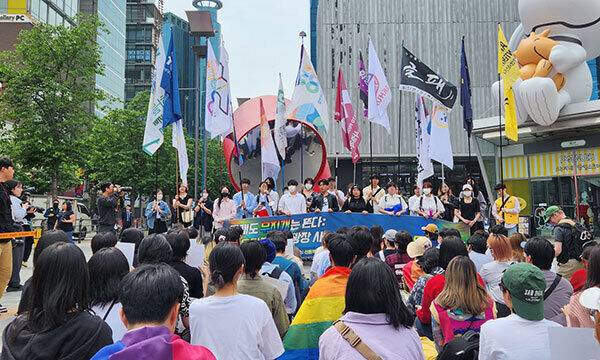서울퀴어퍼레이드 서울광장 사용 불허 규탄 대학가 행진 기획단이 기자회견문을 읽고 있다.