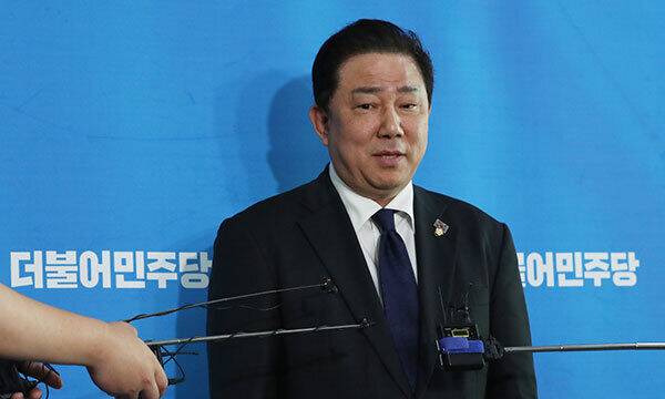 김남국 더불어민주당 의원 코인 진상조사단 팀장인 김병기 수석사무부총장이 12일 오후 서울 여의도 국회 당대표 회의실에서 열린 진상조사팀 중간보고를 마치고 취재진의 질문을 받고 있다. 뉴스1