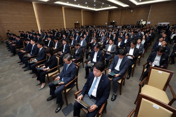 한전, 비상경영·경영혁신 실천 다짐 - 12일 오전 전남 나주시 빛가람동 한국전력공사 비전홀에서 ‘비상경영 및 경영혁신 실천 다짐대회’가 열리고 있다.     한전은 전기요금 인상안을 위한 적자난 해소 자구책 발표를 앞두고 이날 비상경영 및 경영혁신 실천 다짐대회를 열었다. 2023.5.12  연합뉴스