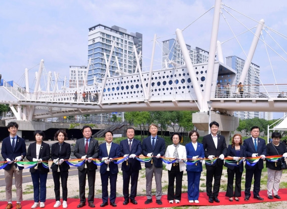 지난 11일 오후 광주 서구 발산마을 앞 광주천변에서 강기정 광주시장과 김이강 광주 서구청장 등이 참석한 가운데  ‘발산 뽕뽕다리 개통식’이 열렸다. 광주시 제공