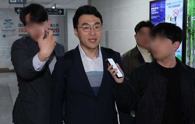 가상자산 보유 논란이 계속되고 있는 김남국 더불어민주당 의원이 지난 9일 오후 국회 의원회관 의원실을 나서며 취재진의 질문을 받고 있다. ⓒ연합뉴스