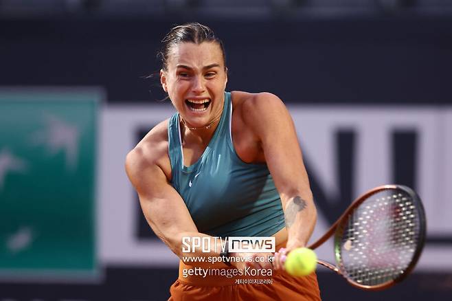 ▲ 아리나 사발렌카가 2023 WTA 투어 로마오픈 단식 2회전에서 경기를 펼치고 있다.