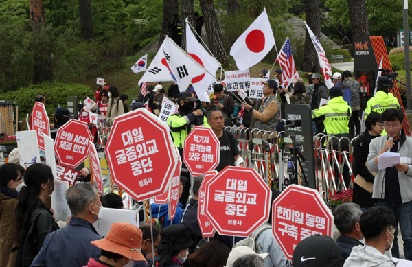 지난 5월 7일 서울 용산 대통령실 앞에서 동시에 열린 한·일 동맹 구축 중단 집회(앞)와 기시다 총리 환영 집회. 권도현 기자