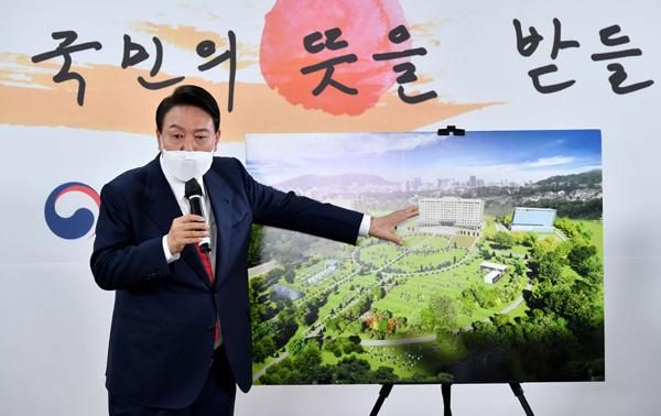 2022년 3월 20일 윤석열 대통령 당선인이 대통령직인수위원회 회견장에서 대통령 집무실의 용산 국방부 청사 이전 관련 기자회견을 하고 있다. 국회사진기자단