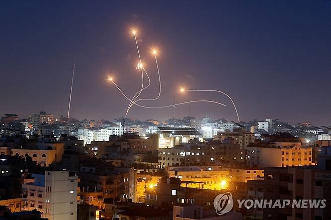 가자지구에서 발사된 로켓포탄을 요격하는 이스라엘 아이언돔 미사일  [AFP 연합뉴스 자료사진. 재판매 및 DB 금지]