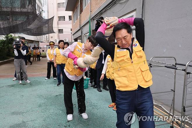 국민의힘 김기현, 복지시설 세탁 봉사활동 (서울=연합뉴스) 류영석 기자 = 국민의힘 김기현 대표가 12일 오전 서울 성동구의 한 아동 복지시설을 찾아 세탁 봉사활동을 하고 있다. 2023.5.12 ondol@yna.co.kr