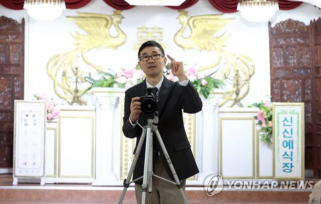 '마산 신신예식장 운영 계속한다' (창원=연합뉴스) 김동민 기자 = 신신예식장 백남문 대표가 12일 경남 창원시 마산합포구 서성동 신신예식장에서 연합뉴스와 인터뷰하며 사진 촬영하는 포즈를 취하고 있다. 2023.5.12 image@yna.co.kr