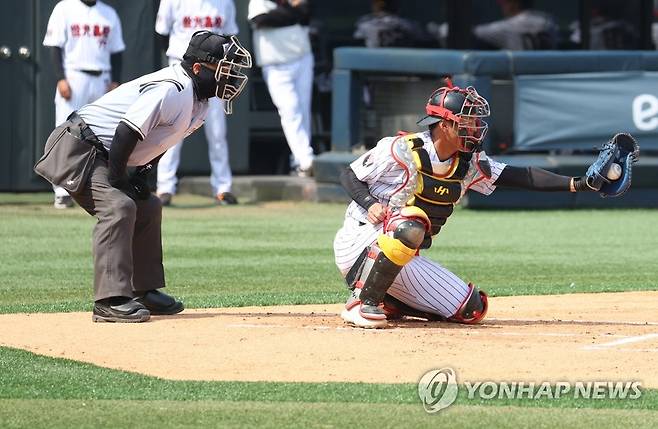 스트라이크일까? 볼일까? (서울=연합뉴스) 신준희 기자 = 3일 목동야구장에서 열린 2023 신세계 이마트배 고교야구 전국대회 16강전 세광고와 마산용마고의 경기에 자동 볼·스트라이크 시스템(로봇심판)을 장착한 심판이 공을 바라보고 있다. 
    대한야구소프트볼협회는 이날 시험 가동을 시작으로 오는 4일 열리는 16강전 이틀째 경기부터는 본격적으로 로봇 심판을 운영해 입시 비리를 차단하고 불공정한 판정으로 발생하는 갈등과 논란을 최소화할 예정이라고 밝혔다. 2023.4.3 hama@yna.co.kr