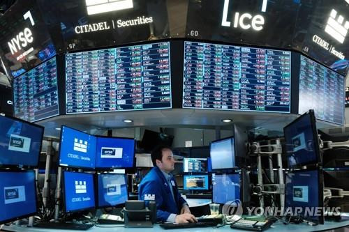 미국 뉴욕증권거래소(NYSE)의 한 트레이더 [게티이미지 연합뉴스 자료사진. 재판매 및 DB 금지]