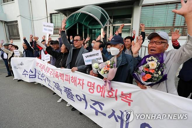 50년 기다림 끝에 받은 '무죄' (춘천=연합뉴스) 박영서 기자 = 간첩으로 몰려 억울한 옥살이를 했던 납북귀환 어부들이 50년의 기다림 끝에 12일 오후 춘천지법에서 열린 재심에서 마침내 무죄를 선고받은 뒤 기뻐하고 있다. 춘천지법 형사1부(심현근 부장판사)는 국가보안법 또는 반공법 위반 혐의로 처벌받았던 납북귀환 어부 32명 모두에게 무죄를 선고했다. 2023.5.12 conanys@yna.co.kr