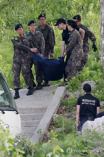 총기를 난사하고 스스로 목숨을 끊은 예비군 최모씨가 들것에 들려나오는 모습.(사진=연합뉴스)