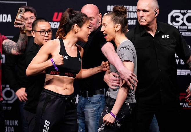 UFC 여성파이터 김지연(왼쪽)이 계체 행사에서 상대 선수인 만디 뵘과 신경전을 벌이고 있다. 사진=UFC