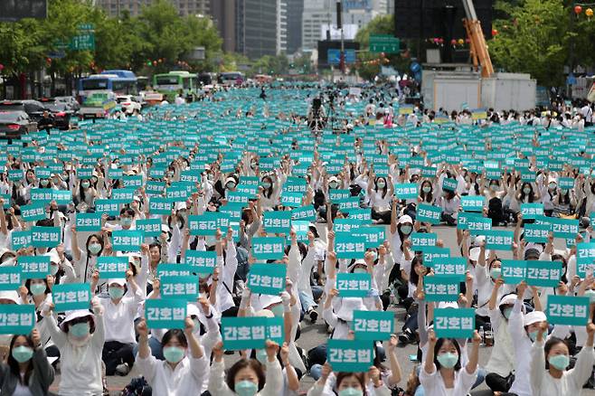 전국의 간호사 및 간호대학생들이 국제 간호사의 날인 12일 서울 종로구 세종대로에서 열린 국제 간호사의 날 기념집회에 참석해 국회 본회의를 통과한 간호법의 대통령 공포(公布)를 촉구하고 있다.(사진=뉴스1)