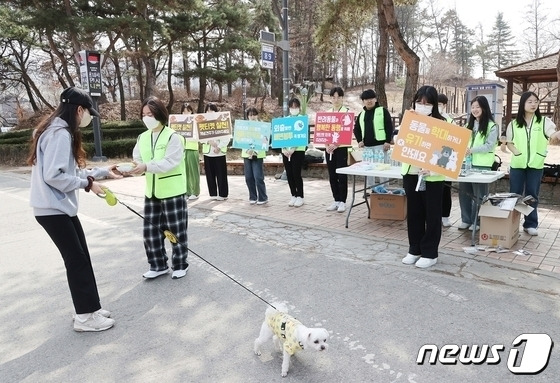 충북 충주지역 반려동물 유기 건수가 6년 새 절반으로 준 것으로 나타났다. 사진은 반려동물 캠페인.(충주시 제공)2023.5.13/뉴스1