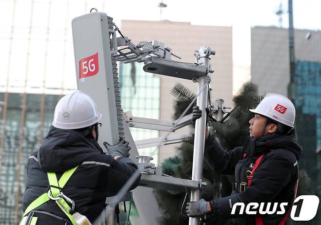 이동통신3사의 5G 상용서비스 개시를 하루 앞둔 2018년 11월30일 오후 서울 세종대로 인근에 위치한 기지국에서 KT 관계자들이 막바지 점검을 하고 있다. 2018.11.30/뉴스1 ⓒ News1 이재명 기자