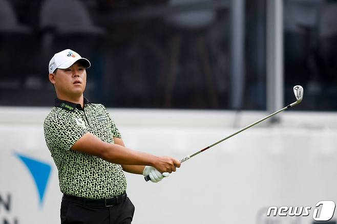 바이런 넬슨 2라운드에 상위권에 오른 김시우. ⓒ AFP=뉴스1