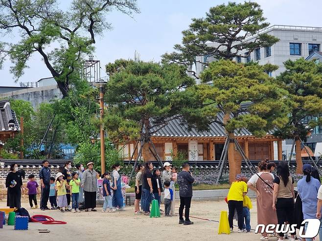 13일 오후 전북 전주시 완산구 전라감영에 마련된 '꿈타는 연등회'에서 어린이 가족들이 어린이큰잔치 행사에 참여해 즐거운 시간을 보내고 있다.2023.5.13/뉴스1 이지선기자