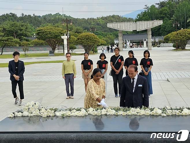 광주 5·18민주화운동을 배우기 위해 인도에서 광주로 건너온 마드라스 기독대학교 교수와 학생들이 13일 국립 5·18민주묘지를 방문해 오월 영령을 참배하고 있다. 2023.5.13/뉴스1 ⓒ News1 최성국 기자