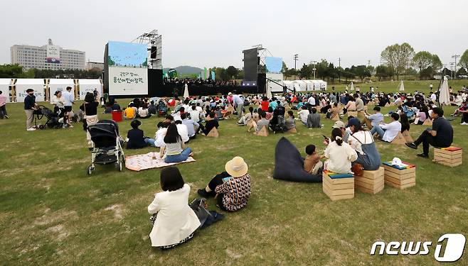 13일 오후 서울 용산구 용산어린이정원을 찾은 시민들이 정원 개방을 기념해 열린 '꿈의 오케스트라'공연을 즐기고 있다. 2023.5.13/뉴스1 ⓒ News1 박세연 기자