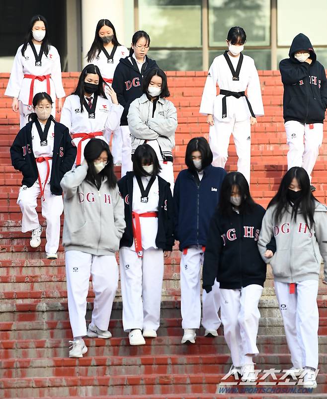 학교체육. 경기도 화성시 동탄국제고등학교 학생들이 아침에 태권도를 하기 위해 운동장으로 향하고  있다. 화성=박재만 기자pjm@sportschosun.com/2023.05.10/