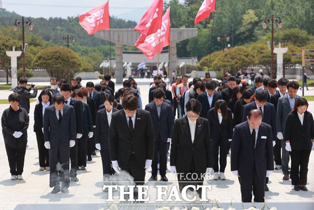 진보당 윤희숙 상임대표와 강성희 원내대표가 5·18민주화운동 43주년을 앞둔 13일 광주 5·18 국립묘역과 망월동 민족민주열사묘역을 참배했다. /진보당