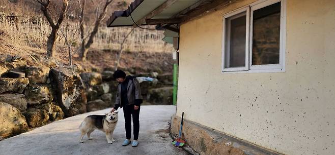 ▲반려견 치타, 그냥이, 저냥이, 애플이, 구글이… 네 마리 반려묘, 옆 집의 어머니와 함께 사는 정지아.