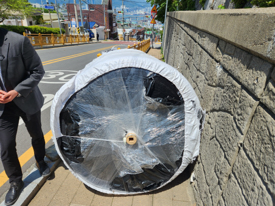 부산 영도구 초등학교 등굣길을 덮친 1.5t짜리 원통형 화물. 사진=연합뉴스