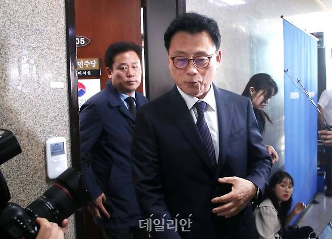 박광온 더불어민주당 원내대표가 12일 오후 국회 당대표회의실에서 김남국 의원 가상화폐 보유 논란 진상조사단의 중간보고를 받은 뒤 회의실을 나서고 있다. ⓒ데일리안 박항구 기자